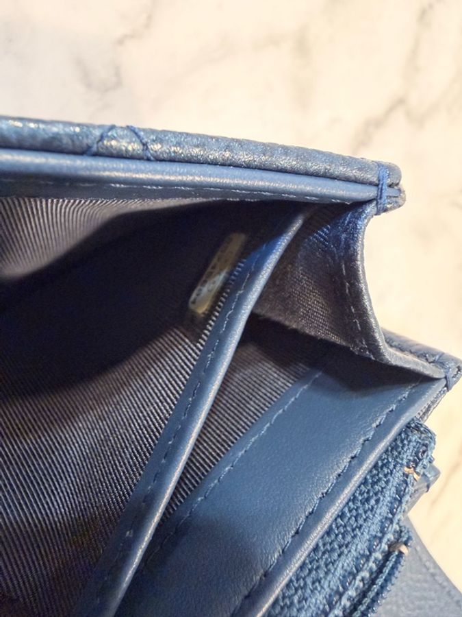 Chanel 珠光藍荔枝皮銀釦12卡下蓋長夾-27
