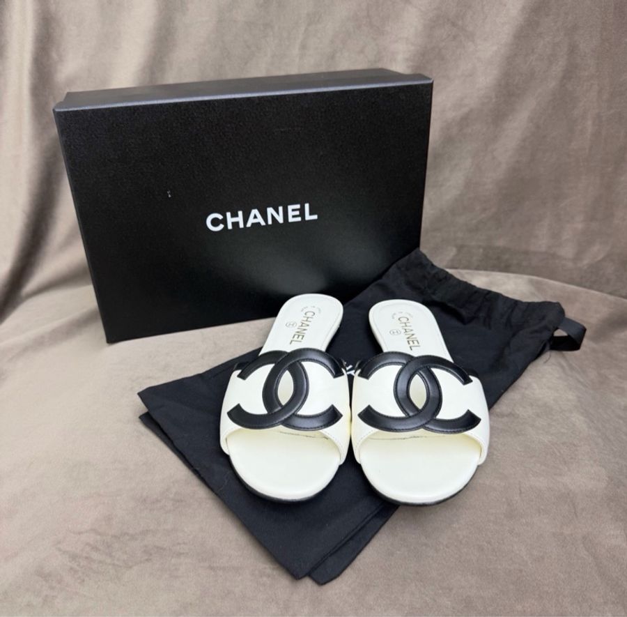 【今年新款❤️🔥驚喜半價購入✨】Chanel 香奈兒 26新款 黑白熊貓配色 康鵬拖鞋 雙C Logo平底拖鞋 38碼-3
