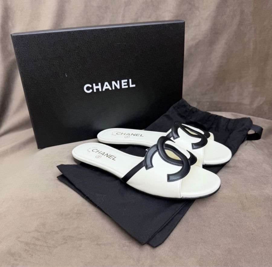 【今年新款❤️🔥驚喜半價購入✨】Chanel 香奈兒 26新款 黑白熊貓配色 康鵬拖鞋 雙C Logo平底拖鞋 38碼-4