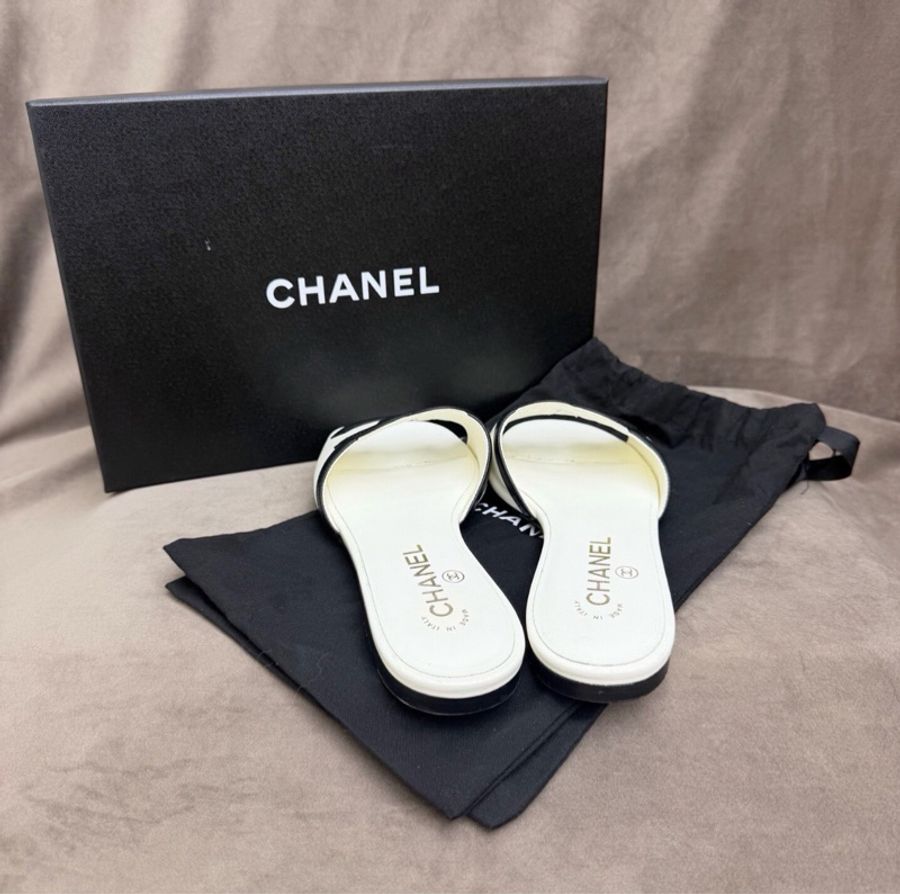【今年新款❤️🔥驚喜半價購入✨】Chanel 香奈兒 26新款 黑白熊貓配色 康鵬拖鞋 雙C Logo平底拖鞋 38碼-5