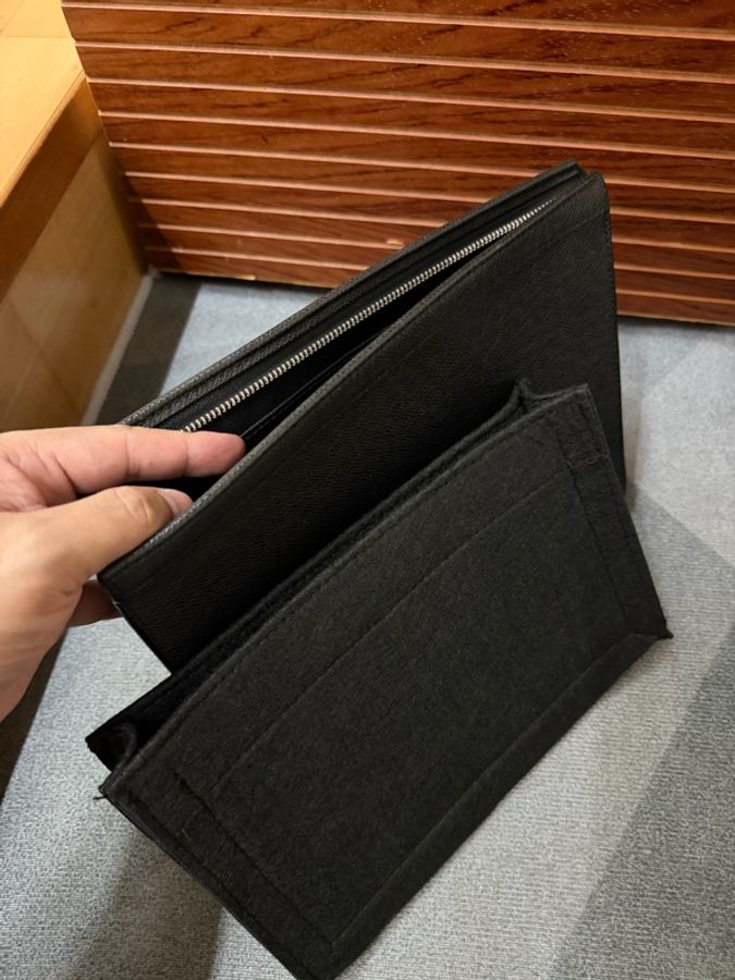 Lv黑色素面防刮牛皮手拿包-7