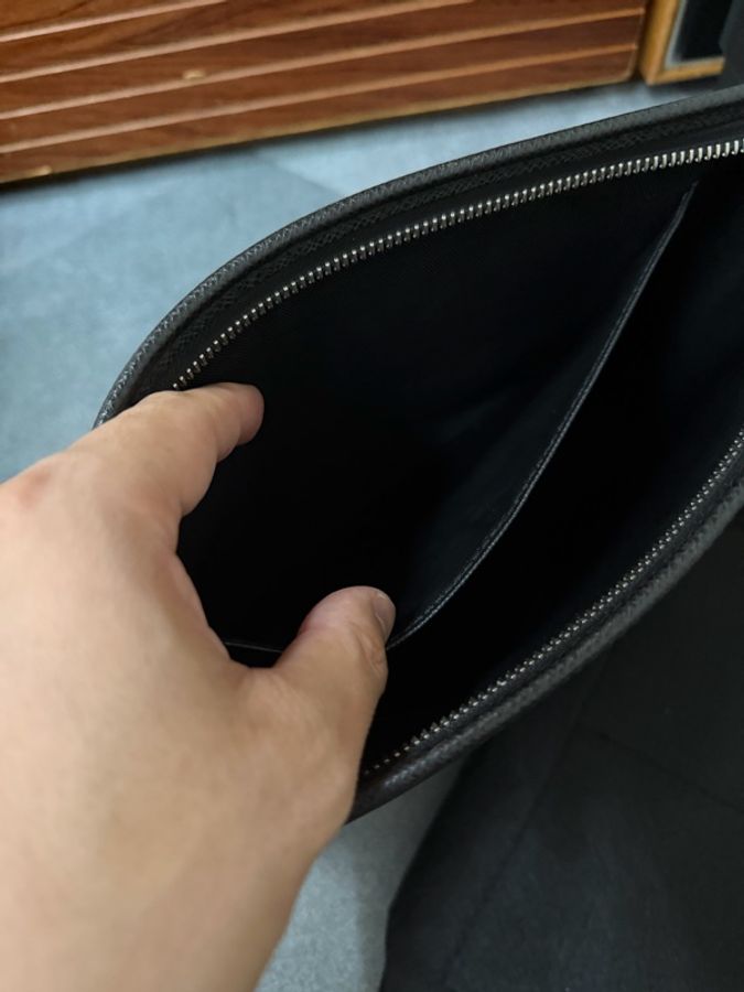 Lv黑色素面防刮牛皮手拿包-9