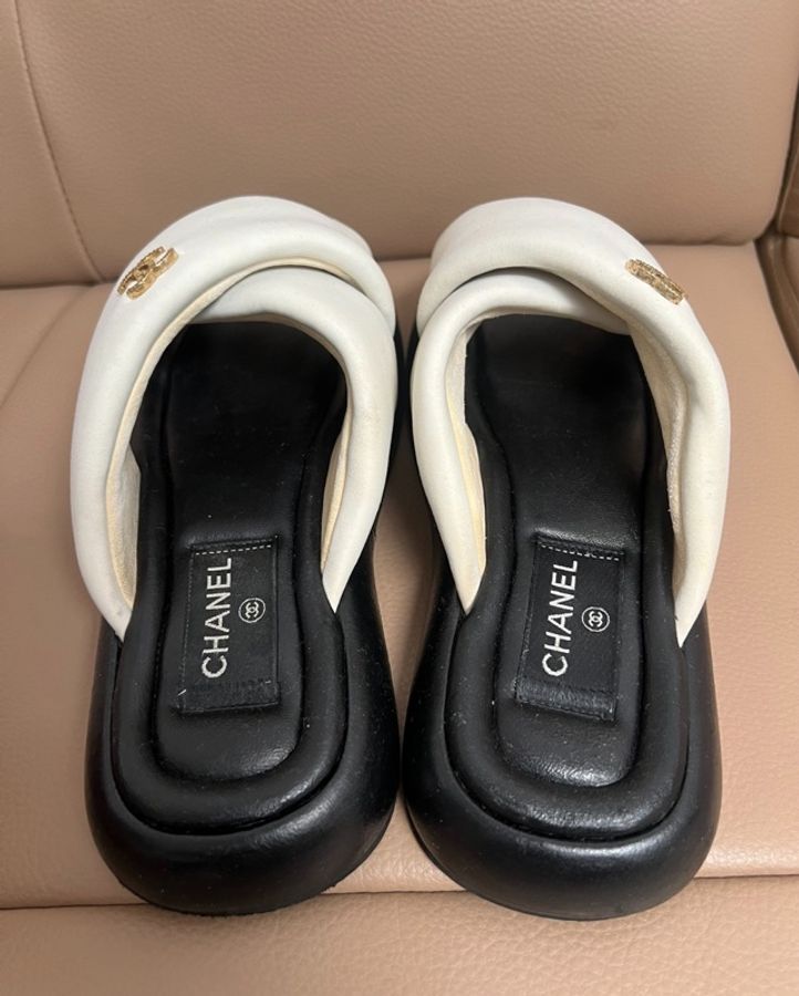 【超強增高神器🤣踩💩感💯全網最低✨】Chanel 22s米白色+黑色厚底交叉拖鞋 37碼-5