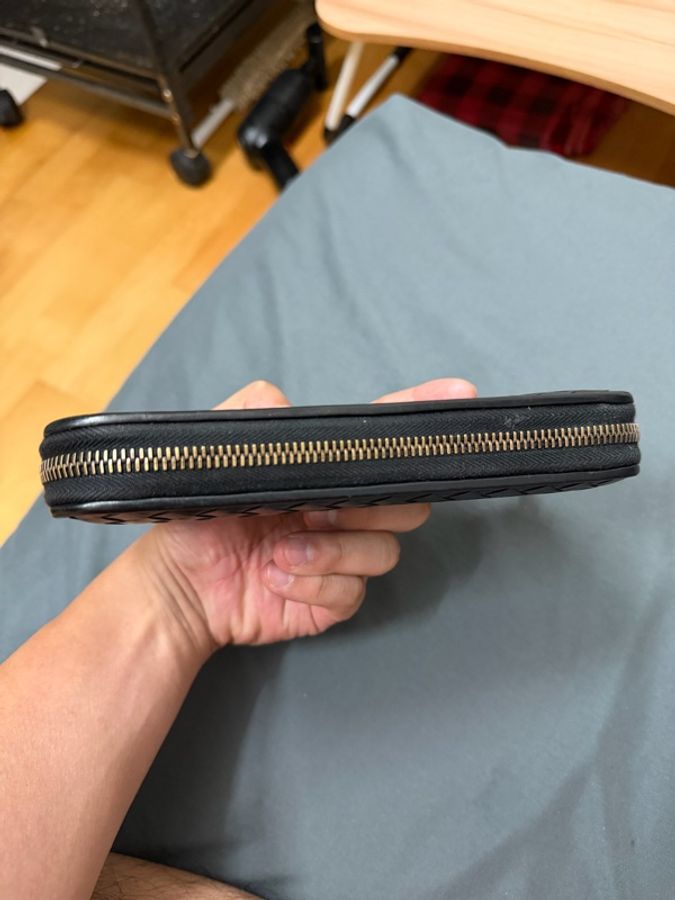 Bv經典黑色編織拉鍊長夾-3