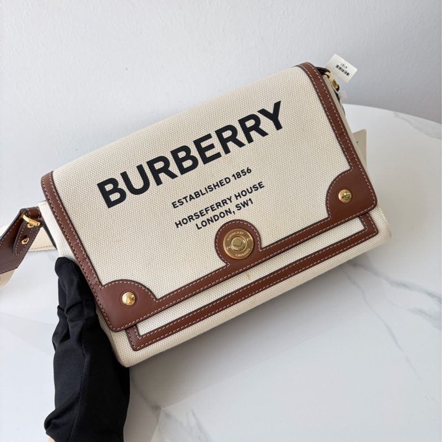 【97新 ✨ 全網最低價!】Burberry/巴寶莉 經典郵差包 英倫雅痞 背上就是許光漢(下單前先詢問庫存❗️❗️)-1