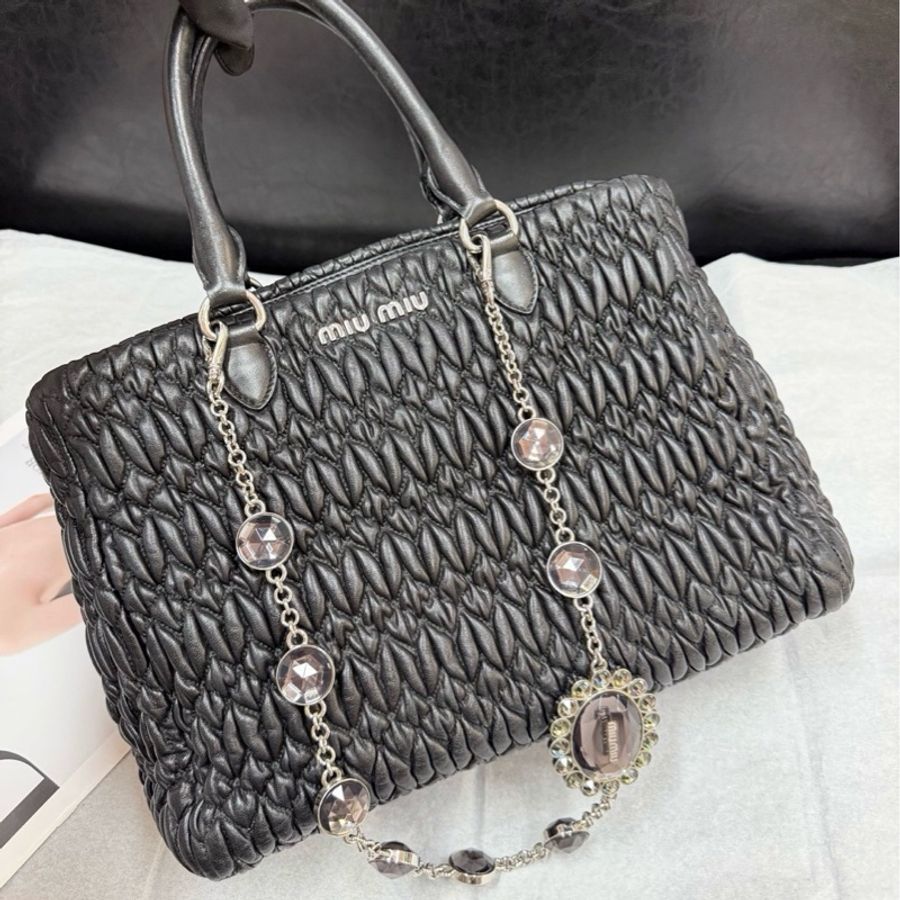 miumiu黑銀羊皮褶皺手提單肩tote包,寶石鏈肩帶,尺寸30x22,整體成色不錯-0