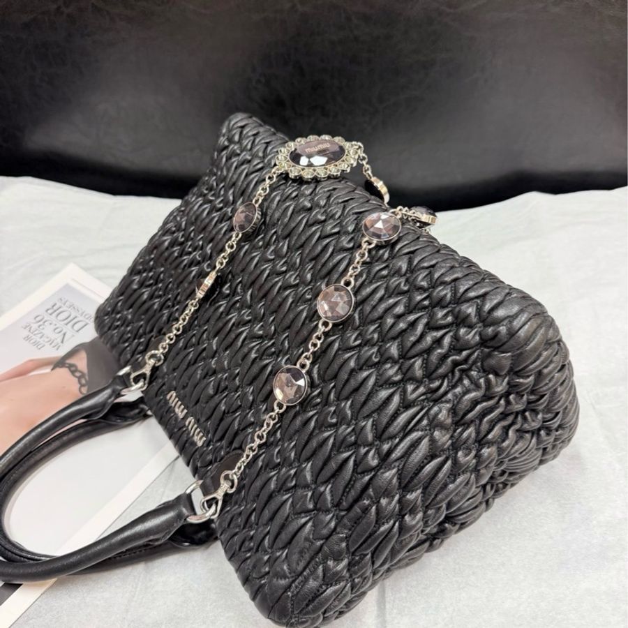 miumiu黑銀羊皮褶皺手提單肩tote包,寶石鏈肩帶,尺寸30x22,整體成色不錯-2