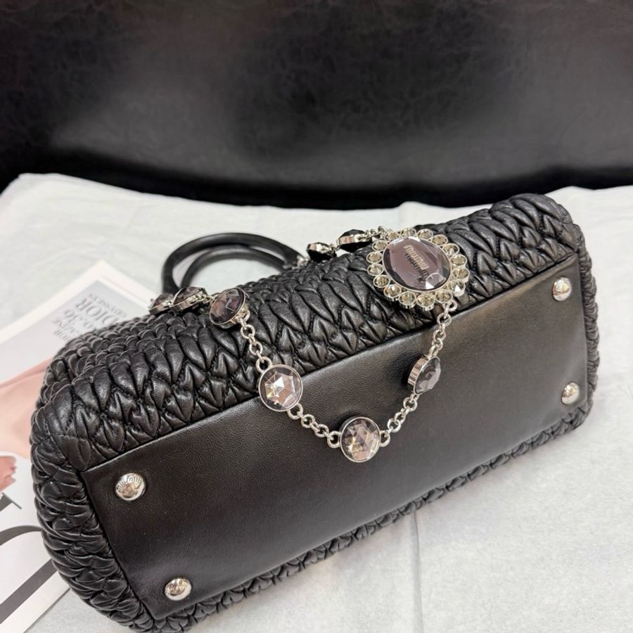 miumiu黑銀羊皮褶皺手提單肩tote包,寶石鏈肩帶,尺寸30x22,整體成色不錯-4
