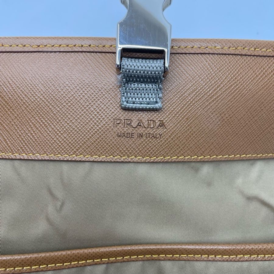 PRADA 普拉達 Saffiano卡其色 三角形金屬徽標可拆卸可調式 尼龍拼牛皮-7