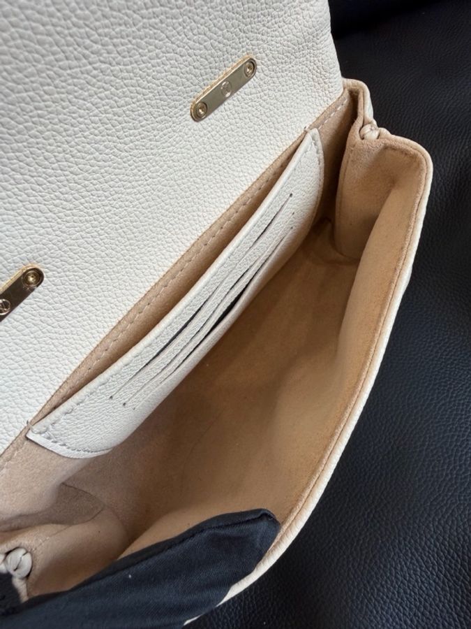 Louis Vuitton 路易威登Madeleine Nano 奶白色壓紋牛皮手提包 附件:塵袋+鏈條-8
