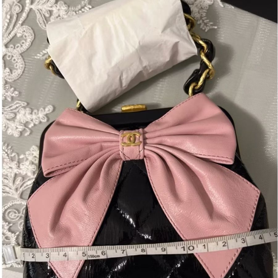 CHANEL 香奈兒《全新全配》粉紅蝴蝶結口金包|黑色油蠟皮革菱格紋|稀有收藏款|附購證-26