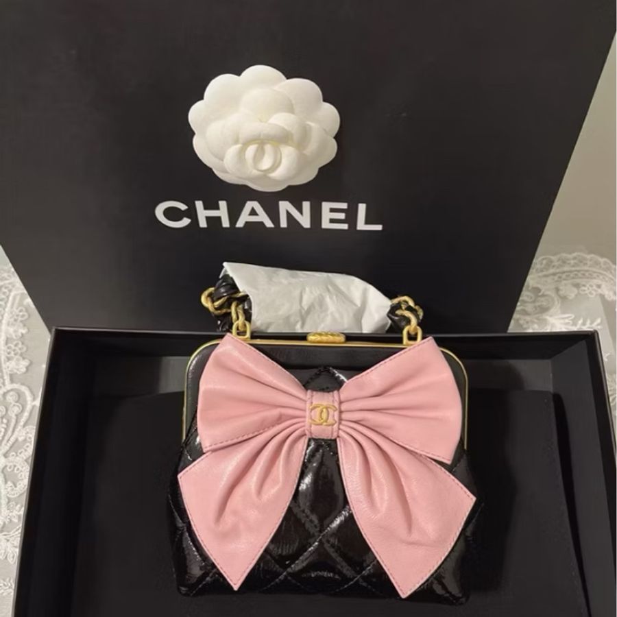 CHANEL 香奈兒《全新全配》粉紅蝴蝶結口金包|黑色油蠟皮革菱格紋|稀有收藏款|附購證-30