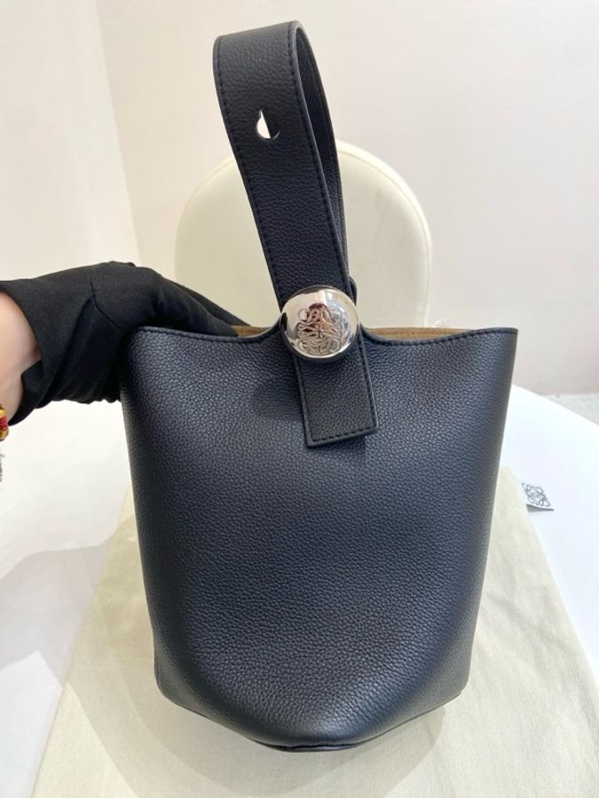 Loewe羅意威Pebble mini黑色水桶包 尺寸:16*16*19.5 附件:塵袋 肩帶。-1