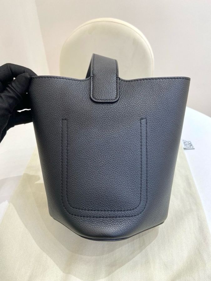 Loewe羅意威Pebble mini黑色水桶包 尺寸:16*16*19.5 附件:塵袋 肩帶。-2