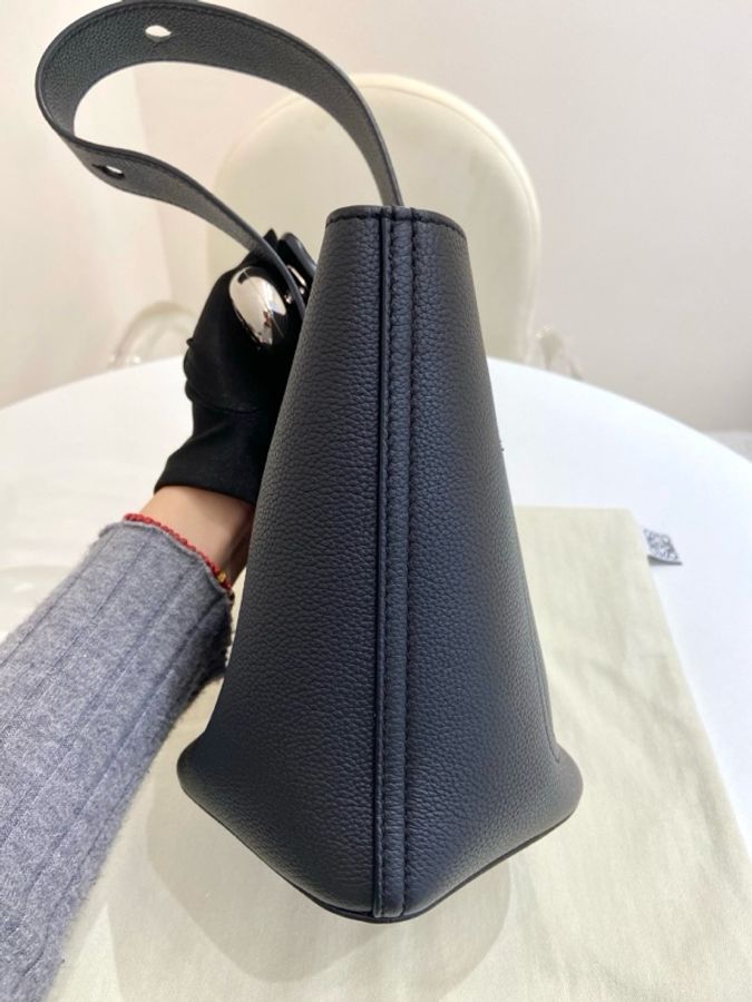 Loewe羅意威Pebble mini黑色水桶包 尺寸:16*16*19.5 附件:塵袋 肩帶。-4
