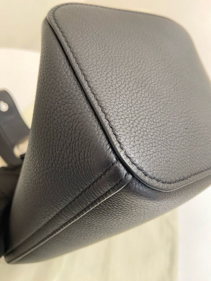 Loewe羅意威Pebble mini黑色水桶包 尺寸:16*16*19.5 附件:塵袋 肩帶。-6
