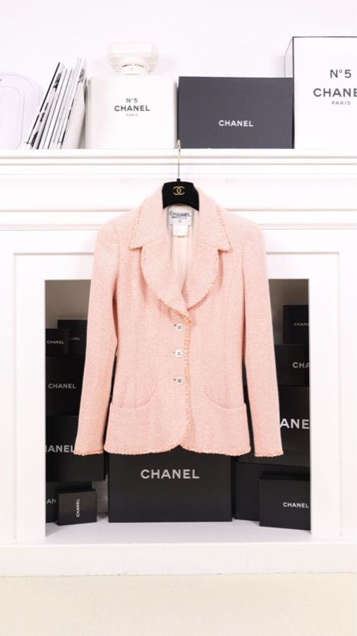 Chanel 97年秀款鲑鱼粉贝母扣外套-0