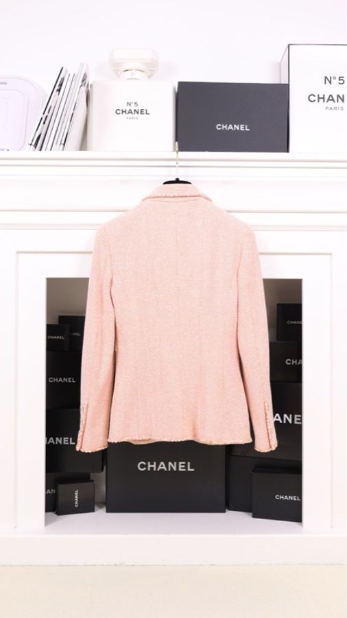 Chanel 97年秀款鲑鱼粉贝母扣外套-2