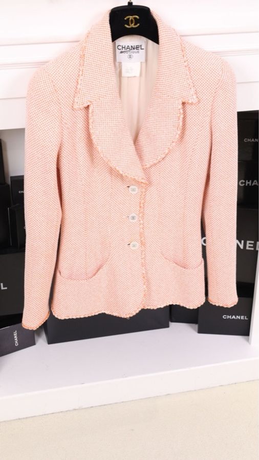 Chanel 97年秀款鲑鱼粉贝母扣外套-3