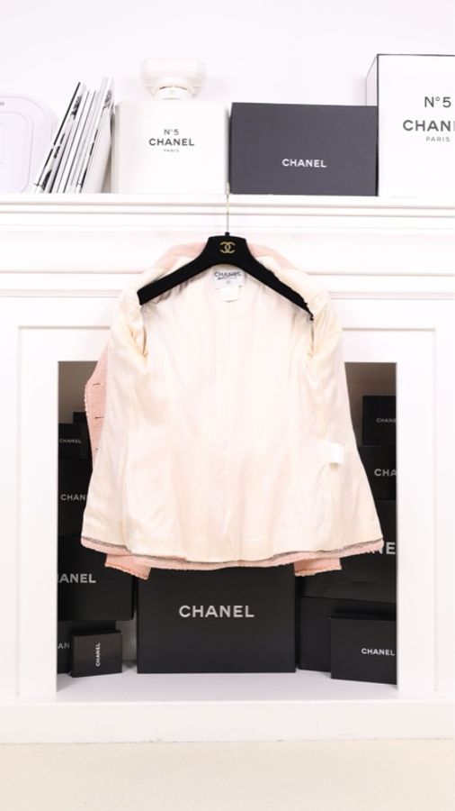 Chanel 97年秀款鲑鱼粉贝母扣外套-4