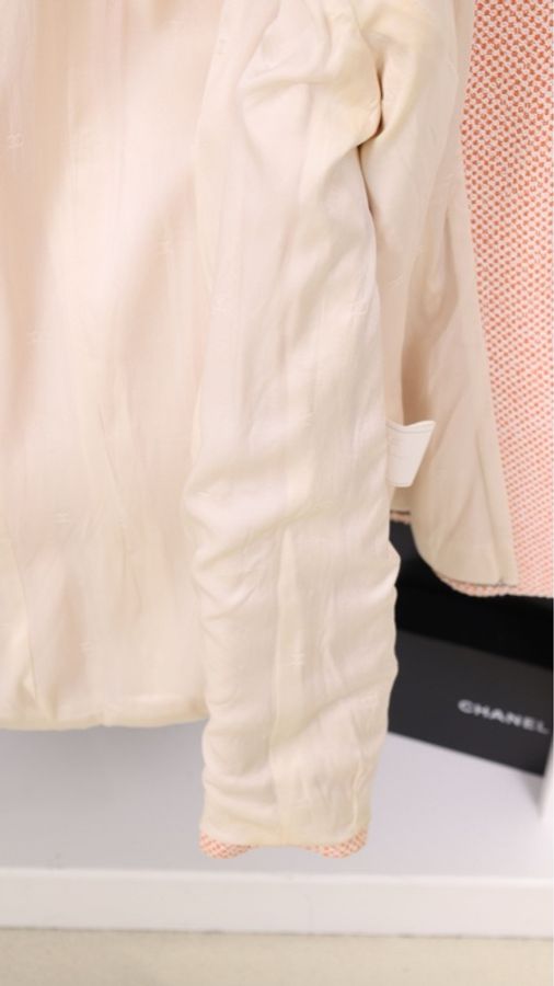 Chanel 97年秀款鲑鱼粉贝母扣外套-15