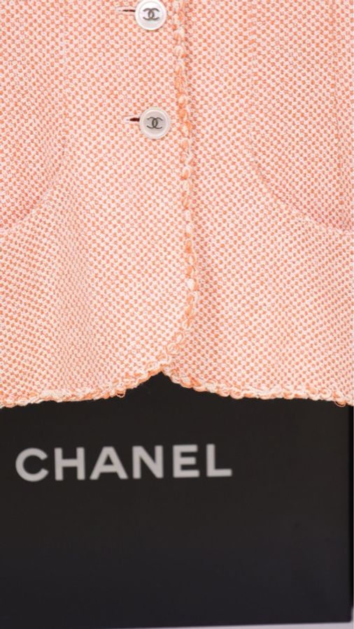Chanel 97年秀款鲑鱼粉贝母扣外套-24