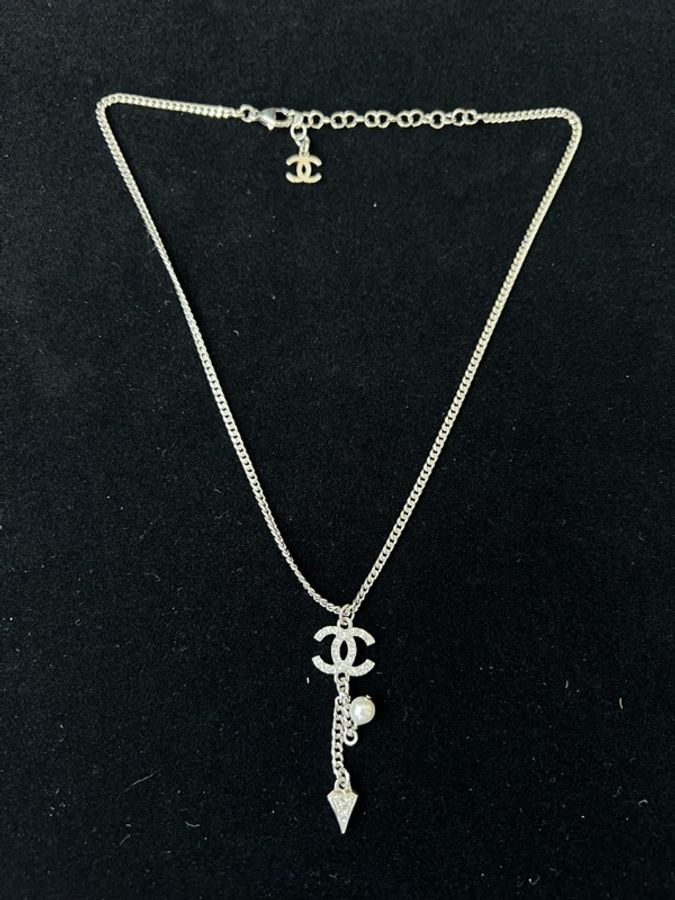 Chanel/香奈兒 25C銀色logo水鑽珍珠項鍊 可與其他疊戴效果更佳-3