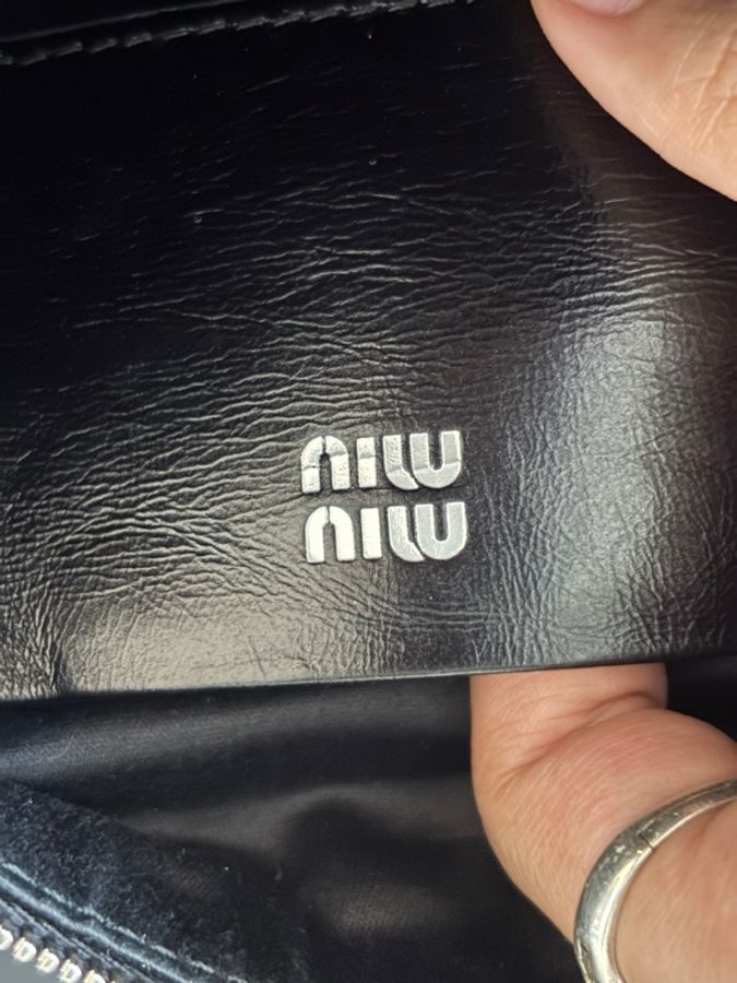 miumiu 繆繆 蝴蝶結油蠟皮腋下單肩包-12