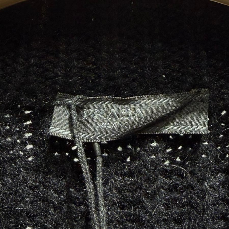 【准新】 Prada 普拉达 针织毛衣 长袖外套 50码 竖条纹 三角标 拉链 山羊驼毛新羊毛混纺 黑色 尺码:50码 数据:衣长72 胸围132 肩宽57 成色:准新 编号:b736 工价:12091-5