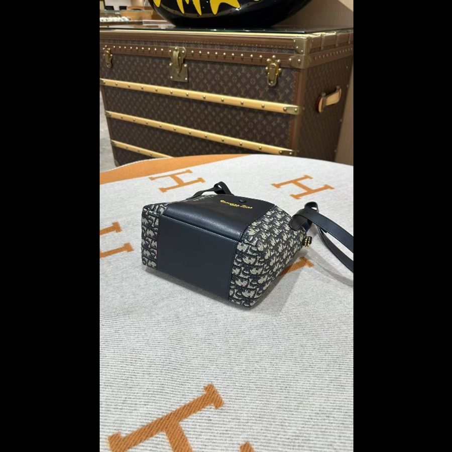 DIOR迪奧 Signature Bucket 品牌經典印花 菜籃子水桶包 單肩斜揹包-3