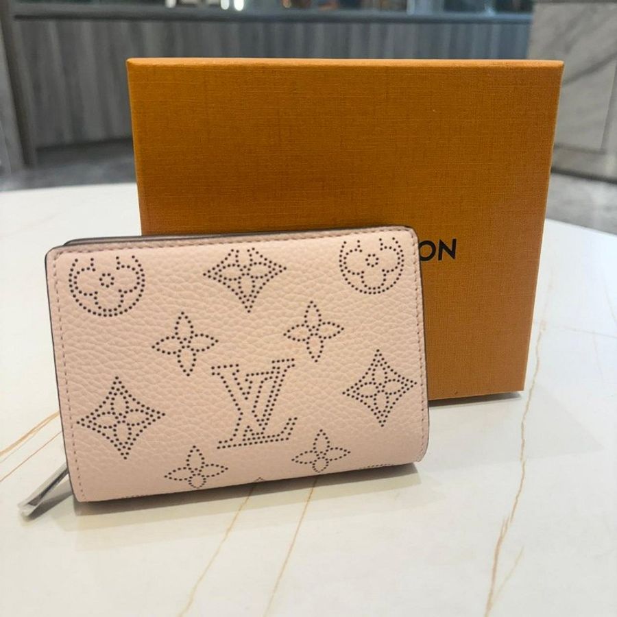 *SHIHNA名牌精品*LV Cléa Mahina鏤空雕花錢包 (茉莉粉)-0