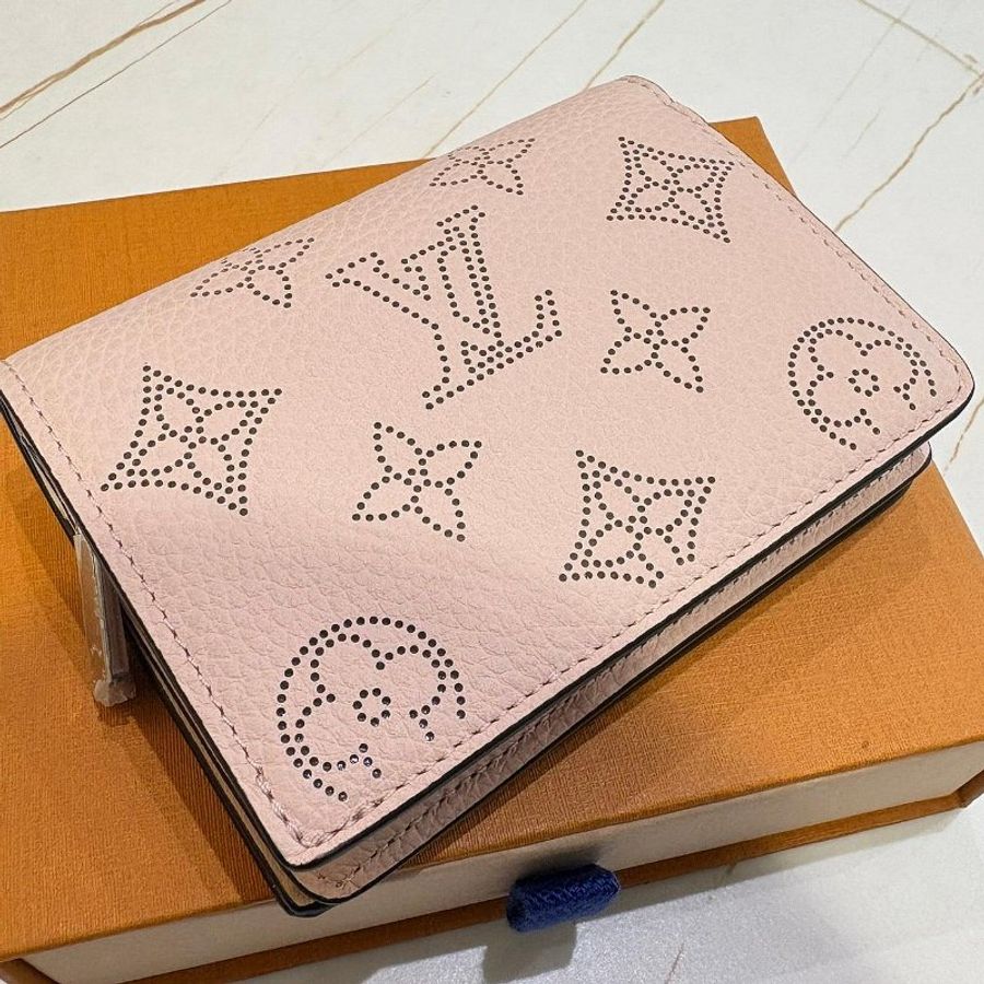 *SHIHNA名牌精品*LV Cléa Mahina鏤空雕花錢包 (茉莉粉)-1