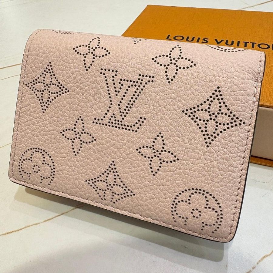 *SHIHNA名牌精品*LV Cléa Mahina鏤空雕花錢包 (茉莉粉)-2