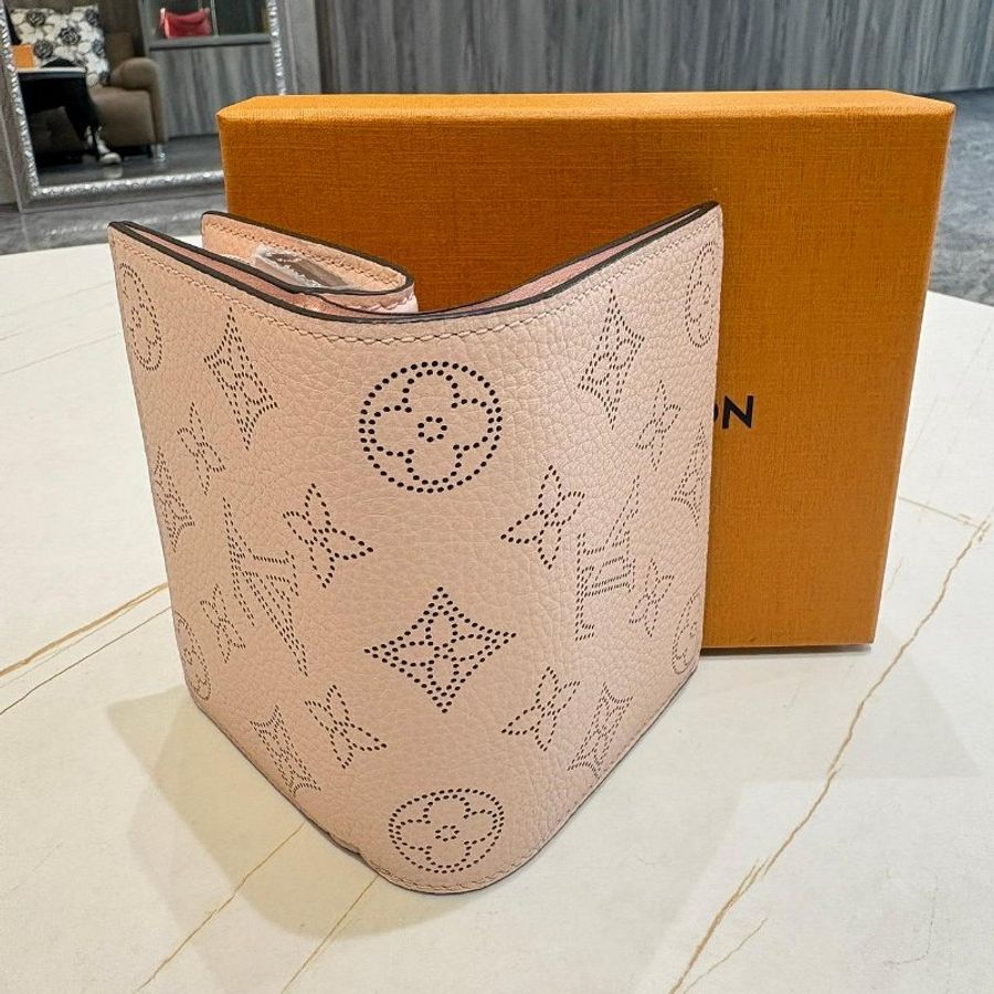 *SHIHNA名牌精品*LV Cléa Mahina鏤空雕花錢包 (茉莉粉)-4