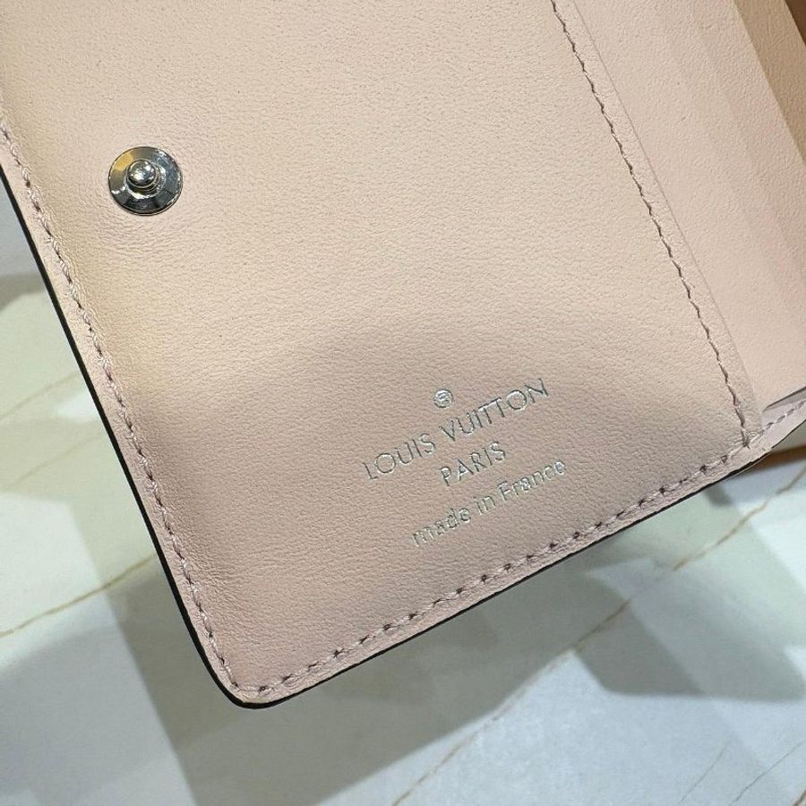 *SHIHNA名牌精品*LV Cléa Mahina鏤空雕花錢包 (茉莉粉)-6