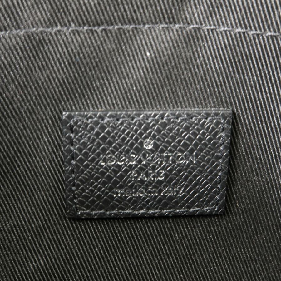LOUIS VUITTON Monogram Eclipse Taiga Outdoor Messenger肩背袋-5