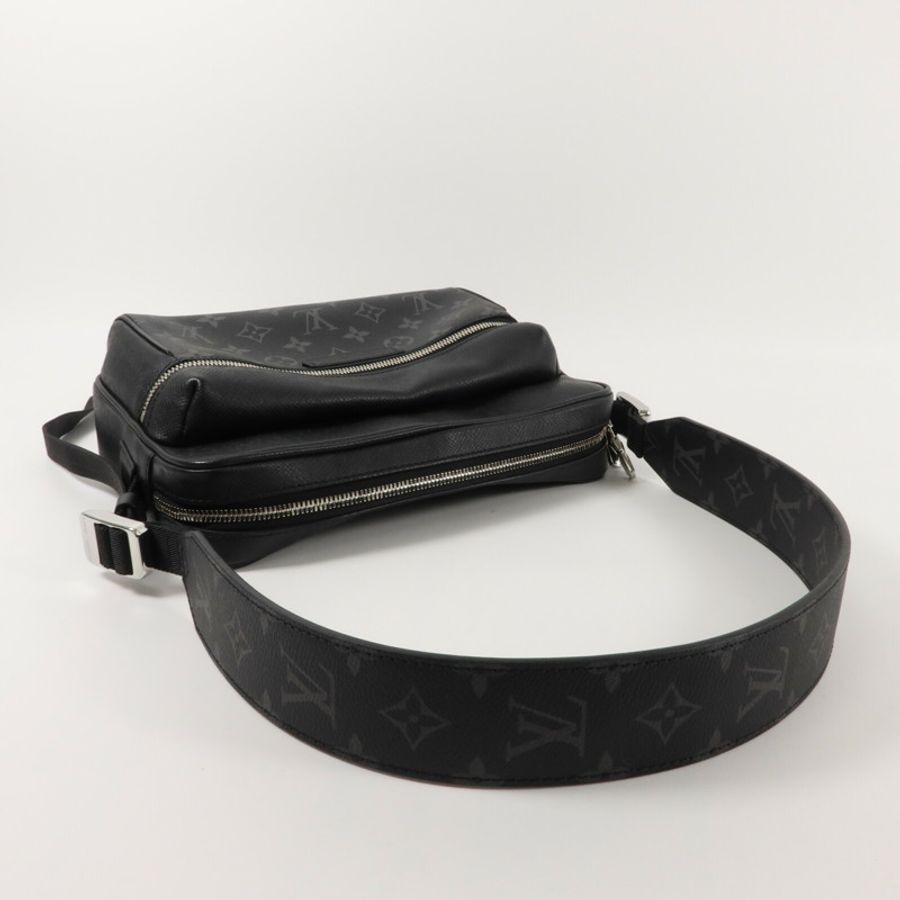 LOUIS VUITTON Monogram Eclipse Taiga Outdoor Messenger肩背袋-7