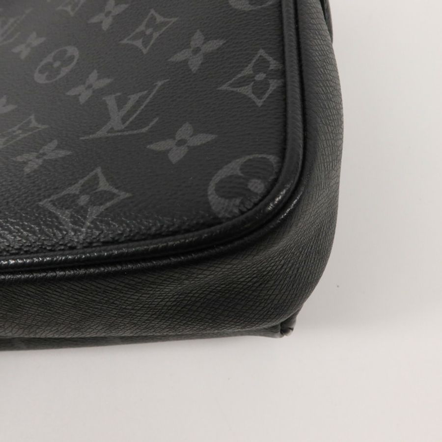 LOUIS VUITTON Monogram Eclipse Taiga Outdoor Messenger肩背袋-11