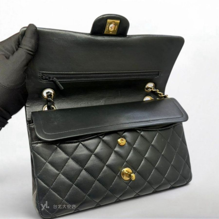 A13348-CHANEL COCO25 黑色羊皮金釦口蓋包A01112-5