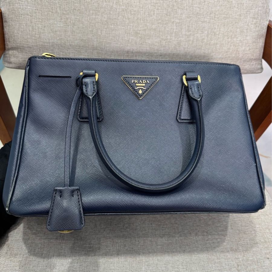 prada普拉達 殺手包小號 十字紋全皮 底長30cm 配件肩帶 深藍色,成色如圖-1