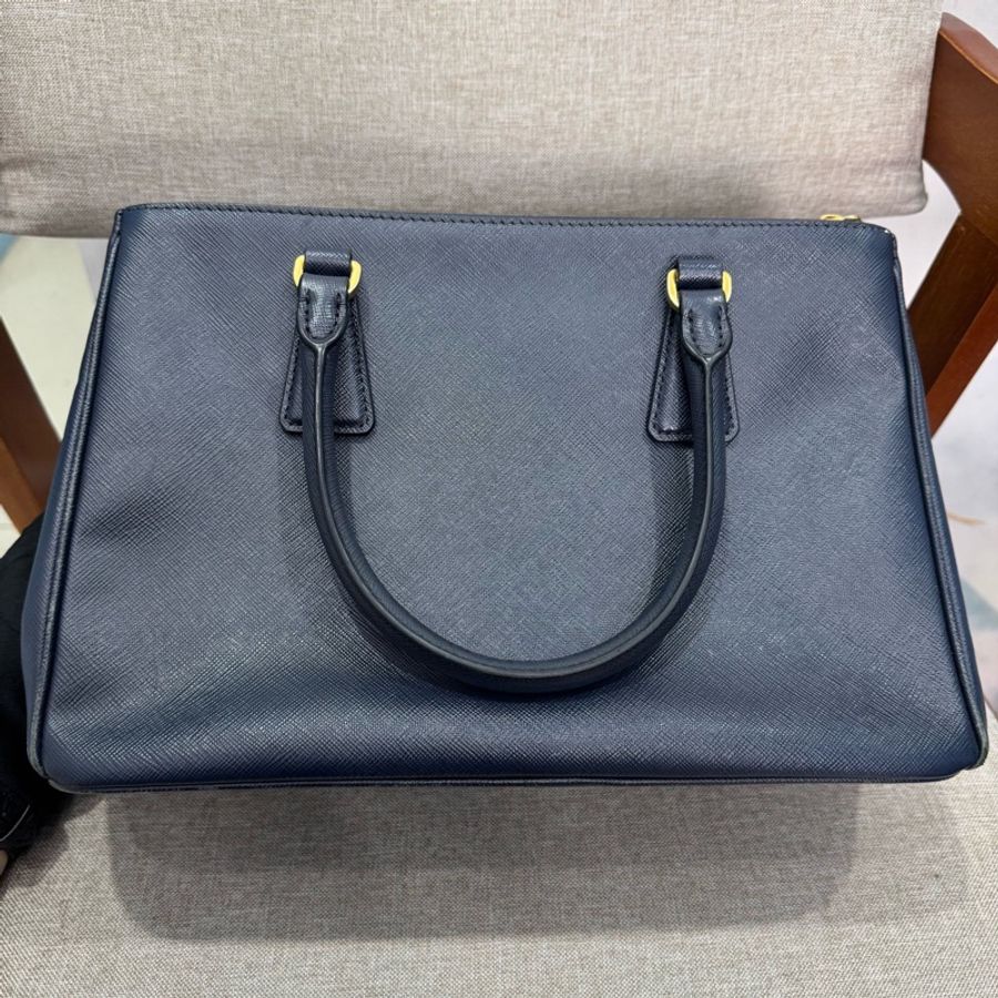 prada普拉達 殺手包小號 十字紋全皮 底長30cm 配件肩帶 深藍色,成色如圖-2
