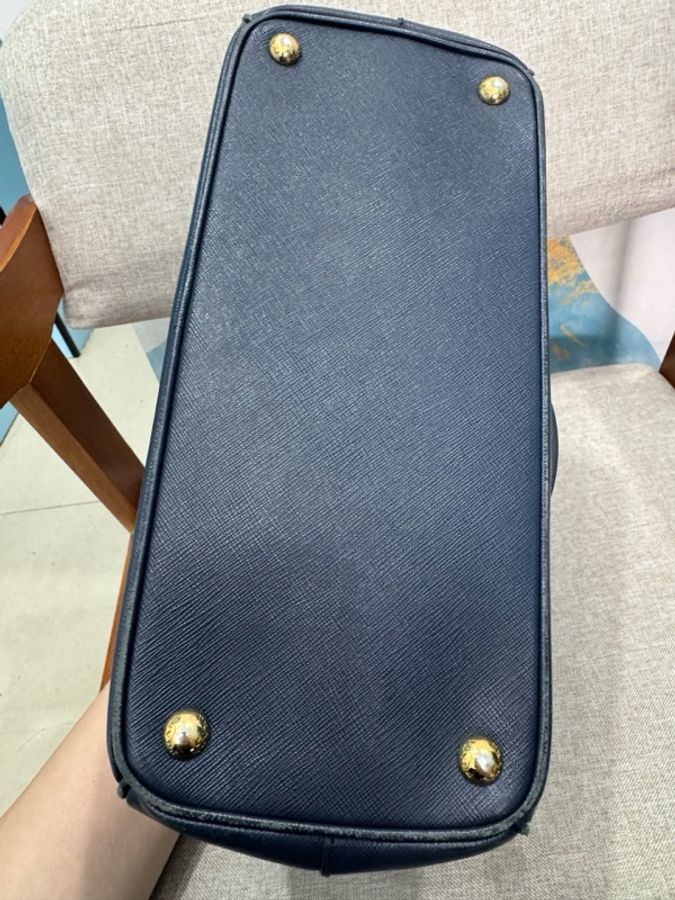 prada普拉達 殺手包小號 十字紋全皮 底長30cm 配件肩帶 深藍色,成色如圖-3