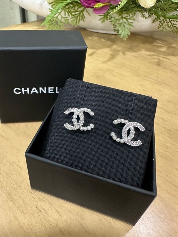 Chanel 銀色珍珠水鑽雙C logo耳針式耳環-0
