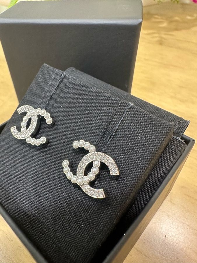 Chanel 銀色珍珠水鑽雙C logo耳針式耳環-2
