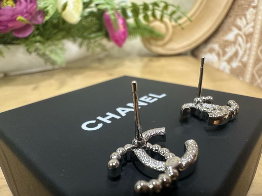 Chanel 銀色珍珠水鑽雙C logo耳針式耳環-6
