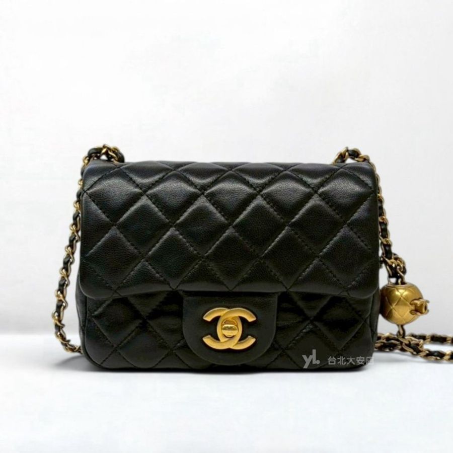 A13350-CHANEL 黑色羊皮金球方胖子口蓋包AS1786-0