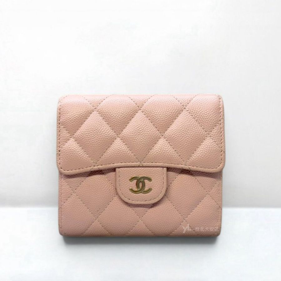 A13351-CHANEL COCO 櫻花粉色荔枝牛皮淡金釦三折短夾AP0231-0