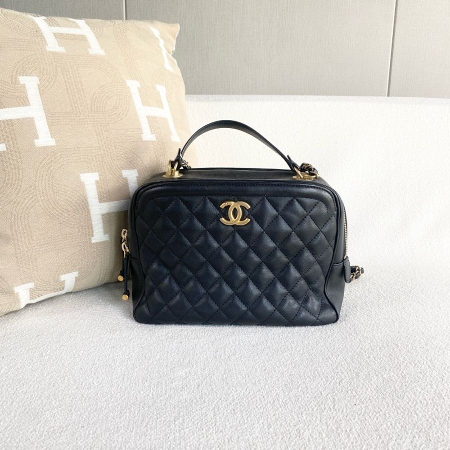 Chanel香奈兒黑金手提相機包
雷射26開 黑色金扣 牛皮-1