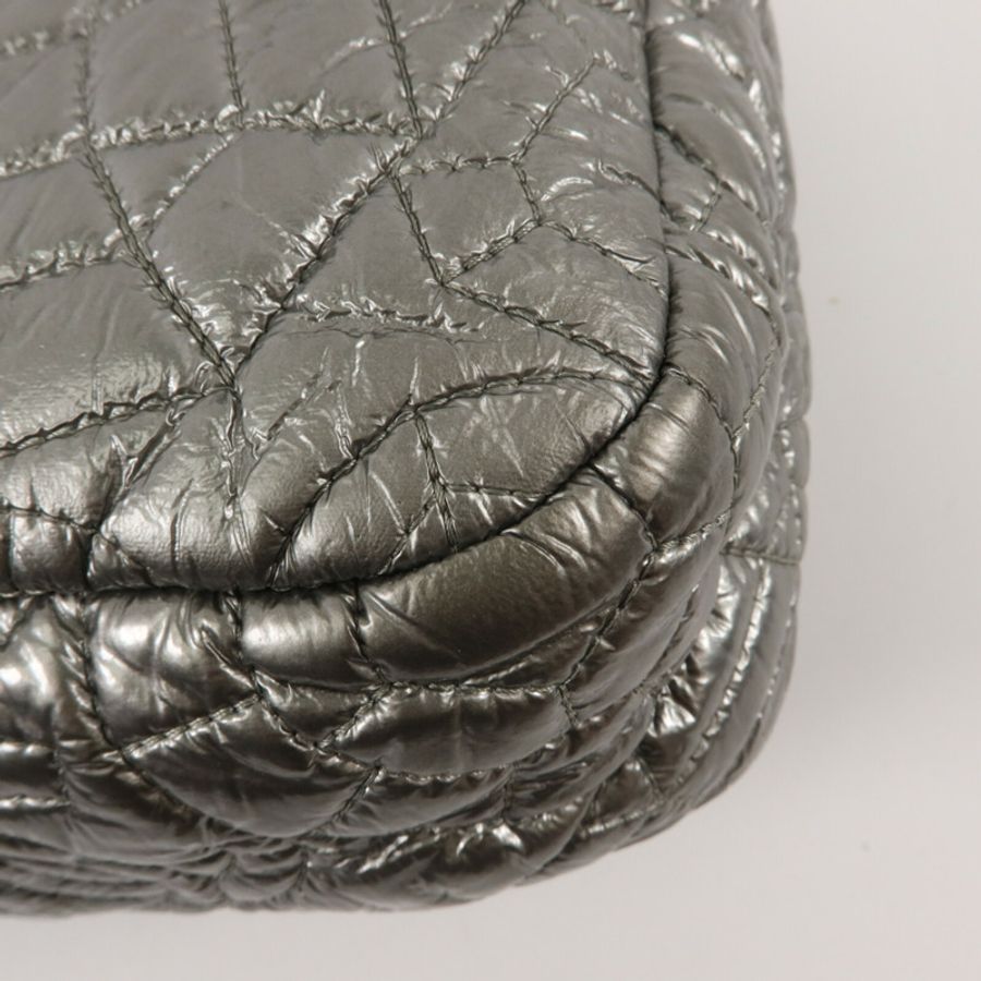 CHANEL 漆皮皮革Graphic Edge Flap鏈帶肩背袋-12