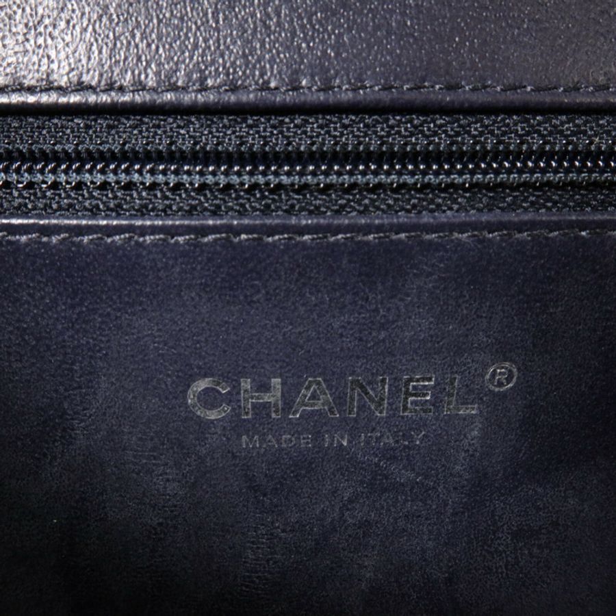 CHANEL 牛皮皮革CC Filigree Vanity Case Medium鏈帶肩背袋-6